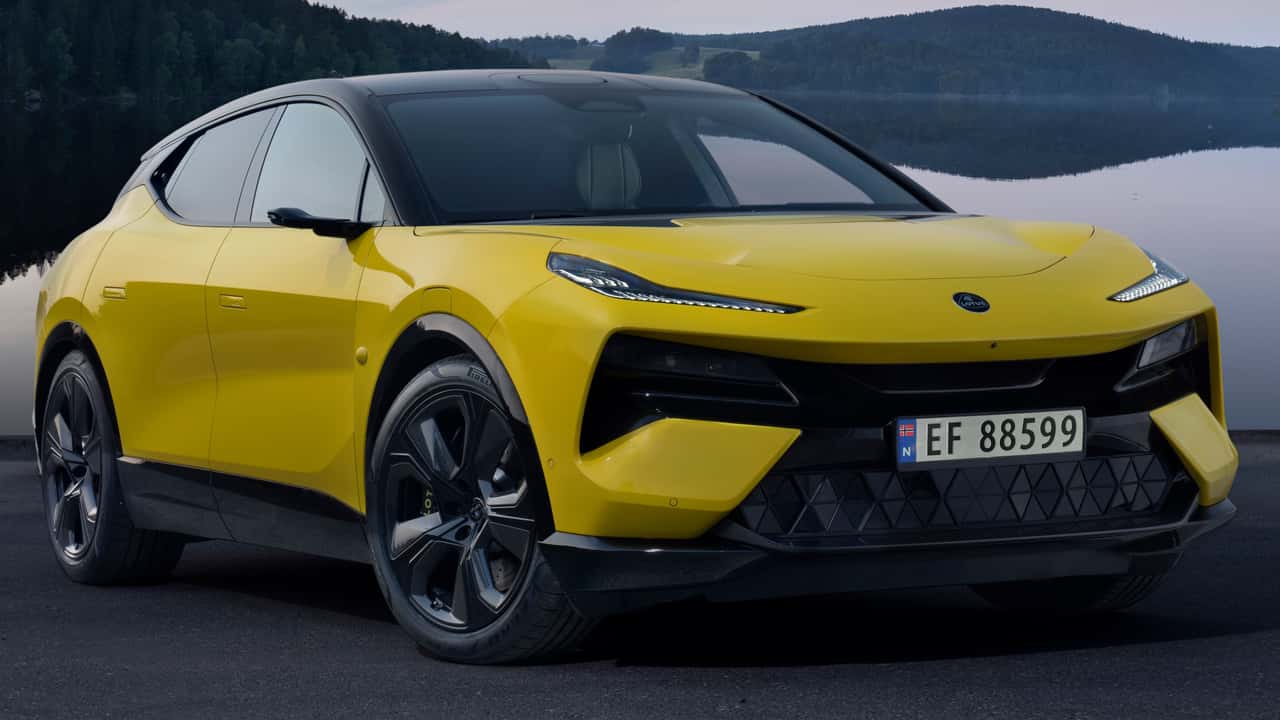 Gul elbil med elegant design ved en sø