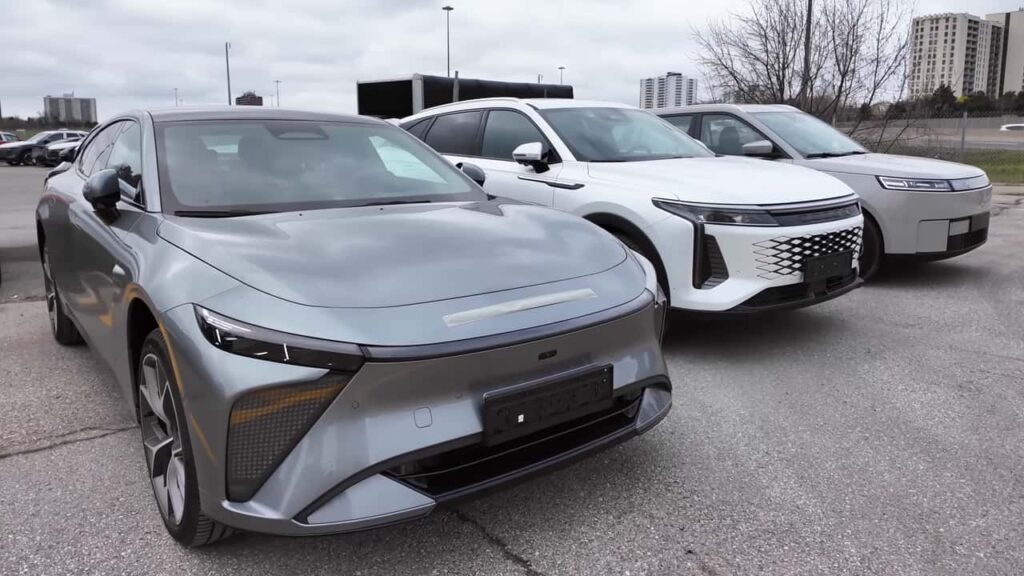 Tre moderne elbiler parkeret ved siden af hinanden på en parkeringsplads