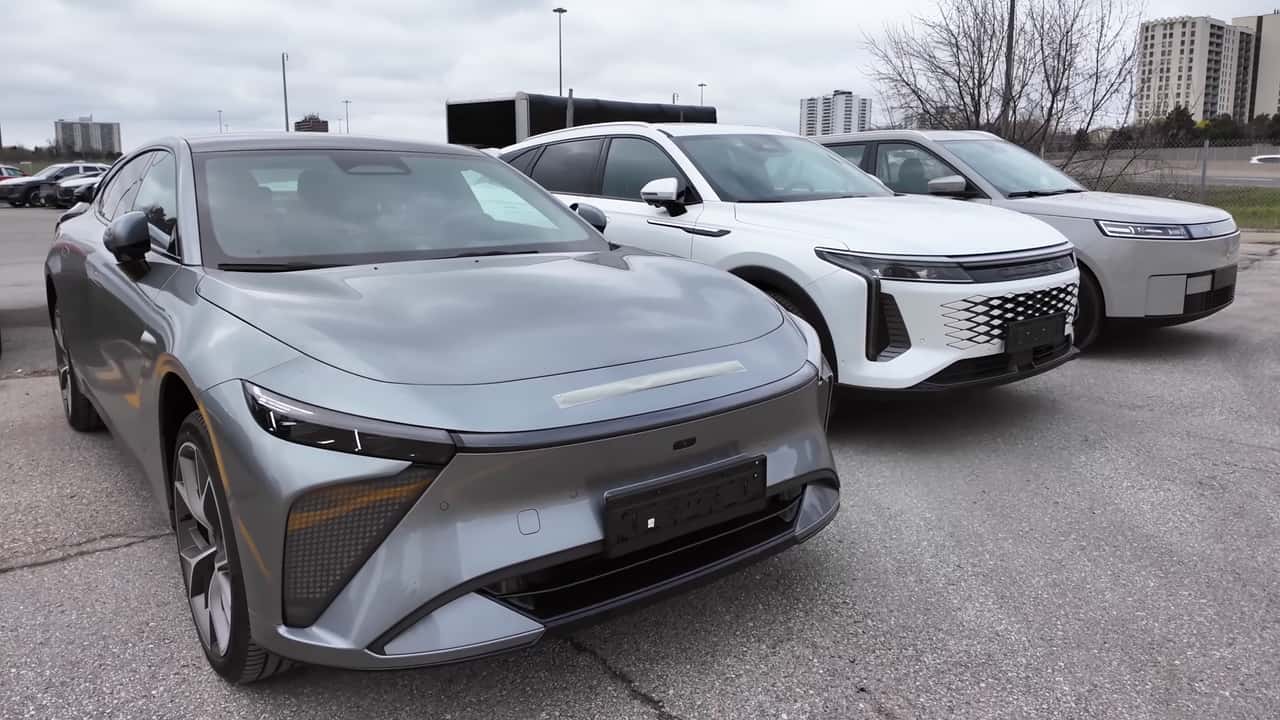 Tre moderne elbiler parkeret ved siden af hinanden på en parkeringsplads