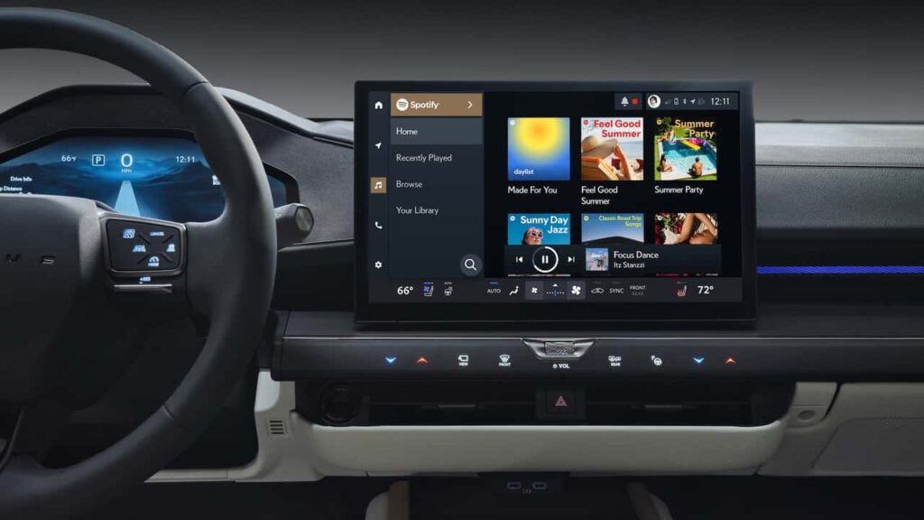 Tesla bilens instrumentbræt med moderne infotainmentsystem, visning af Spotify app