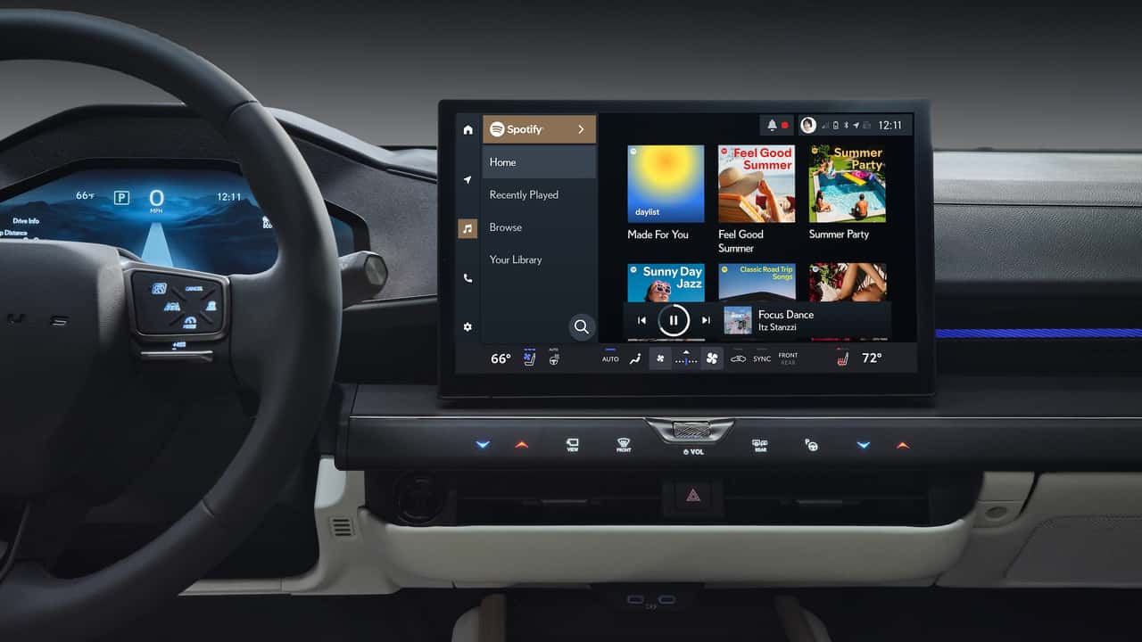 Tesla bilens instrumentbræt med moderne infotainmentsystem, visning af Spotify app