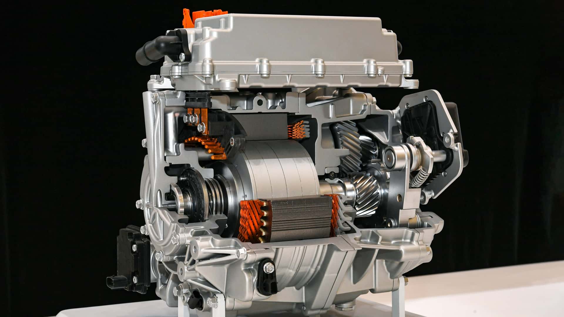 Indvendigt blik på Tesla-motor med elektriske og mekaniske komponenter