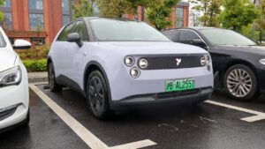 Elektrisk bil parkeret på en regnvejrsdag