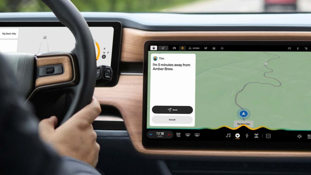 Tesla bilens interiør med avanceret navigationsdisplay og beskedfunktion