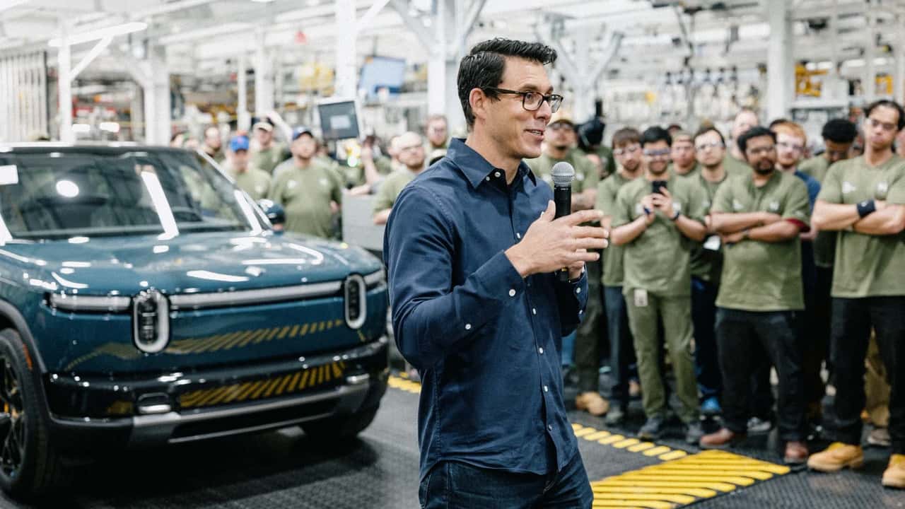Rivian SUV-fremvisning på fabriksgulvet