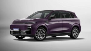 Lilla elektrisk SUV med moderne design og aerodynamiske linjer