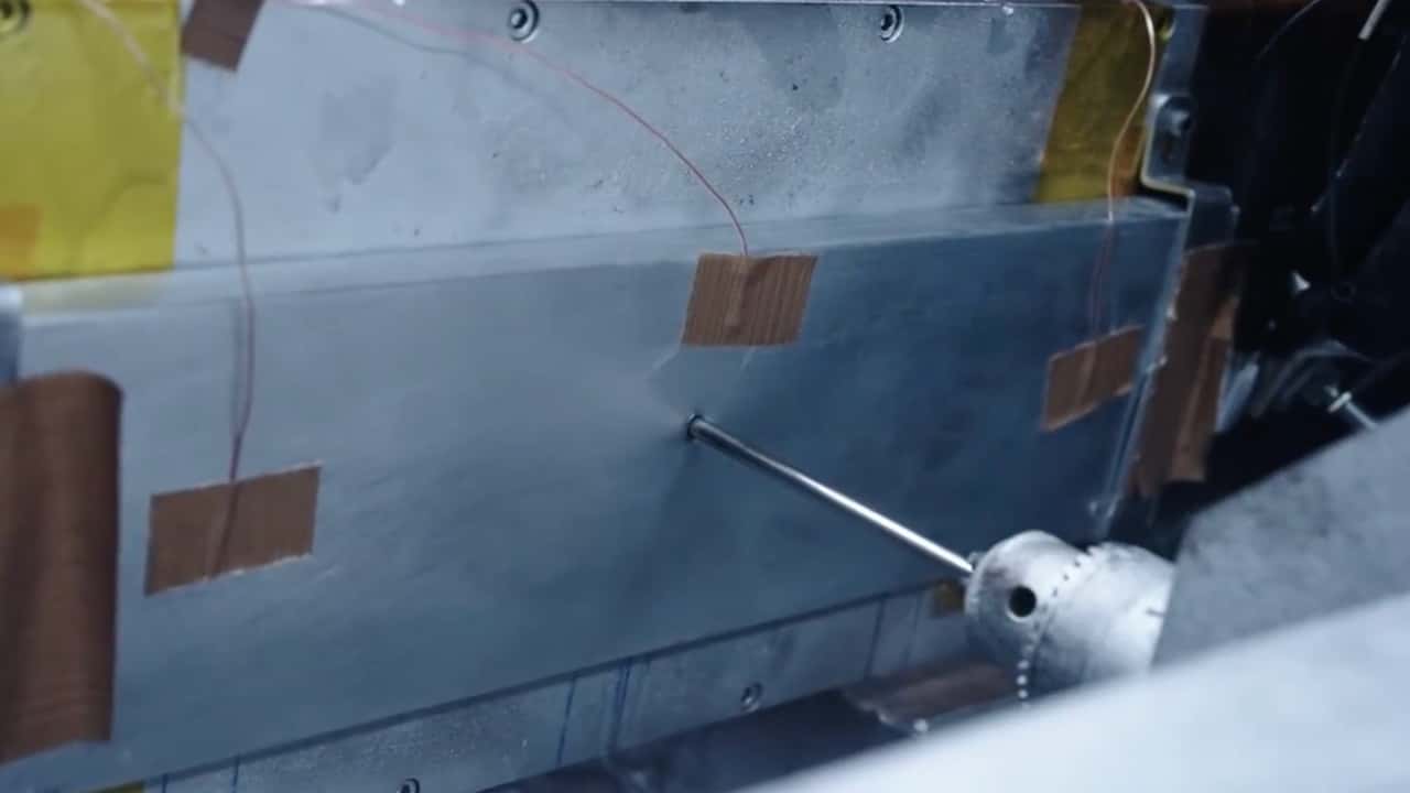 Tesla batteripakke under montage i værksted.