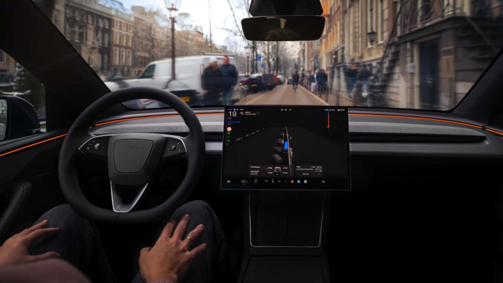 Udsigt fra indersiden af en Tesla med selvkørende teknologi på en byvej