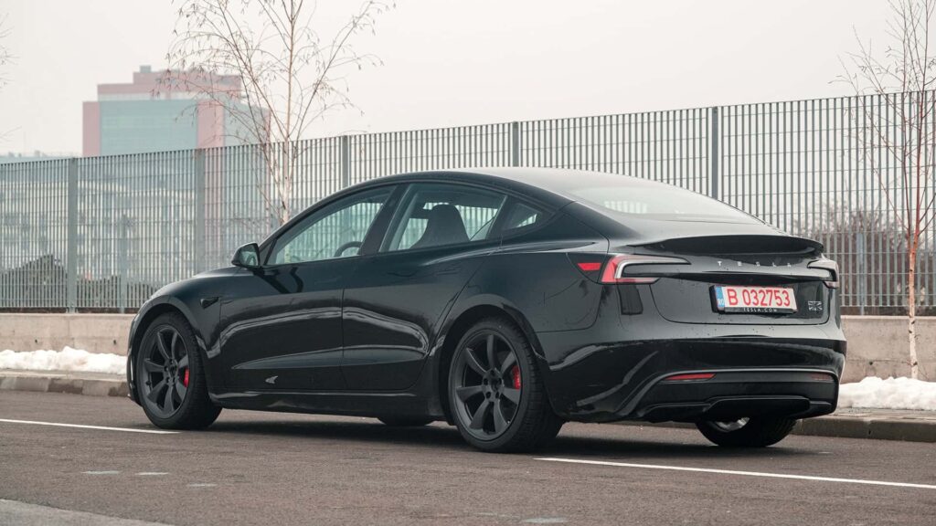 Sort Tesla elbil parkeret ved kantstenen
