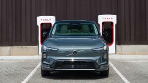 Elbil ved Tesla-ladestation klar til opladning