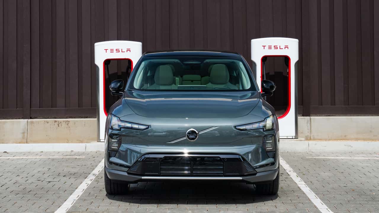 Elbil ved Tesla-ladestation klar til opladning