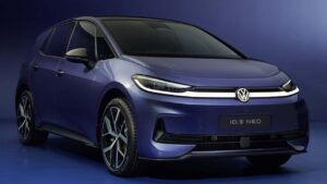 Elektrisk bil med moderne design på en blå baggrund
