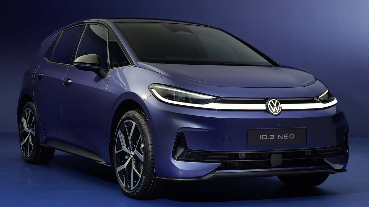 Elektrisk bil med moderne design på en blå baggrund