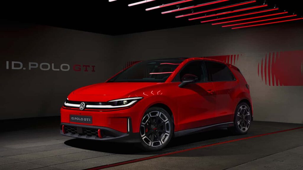 Rød Volkswagen ID. Polo GTI elbil parkeret i moderne showroom