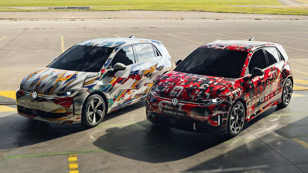 To VW ID Polo GTI biler med farverig camouflage på åben parkeringsplads