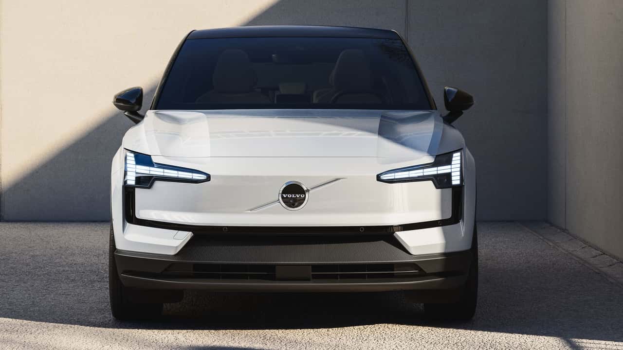 Forfra af hvid elektrisk bil i moderne design