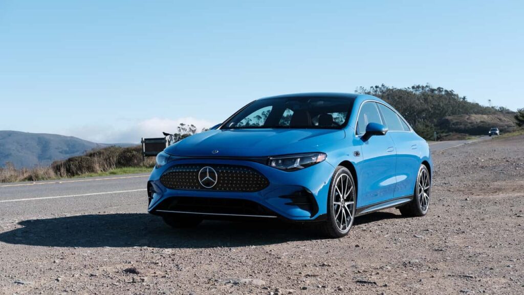 Mercedes elektrisk sedan på landevej