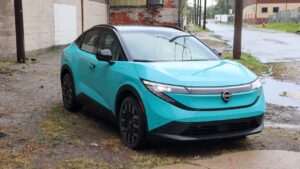 Nissan elektrisk SUV parkeret på gaden