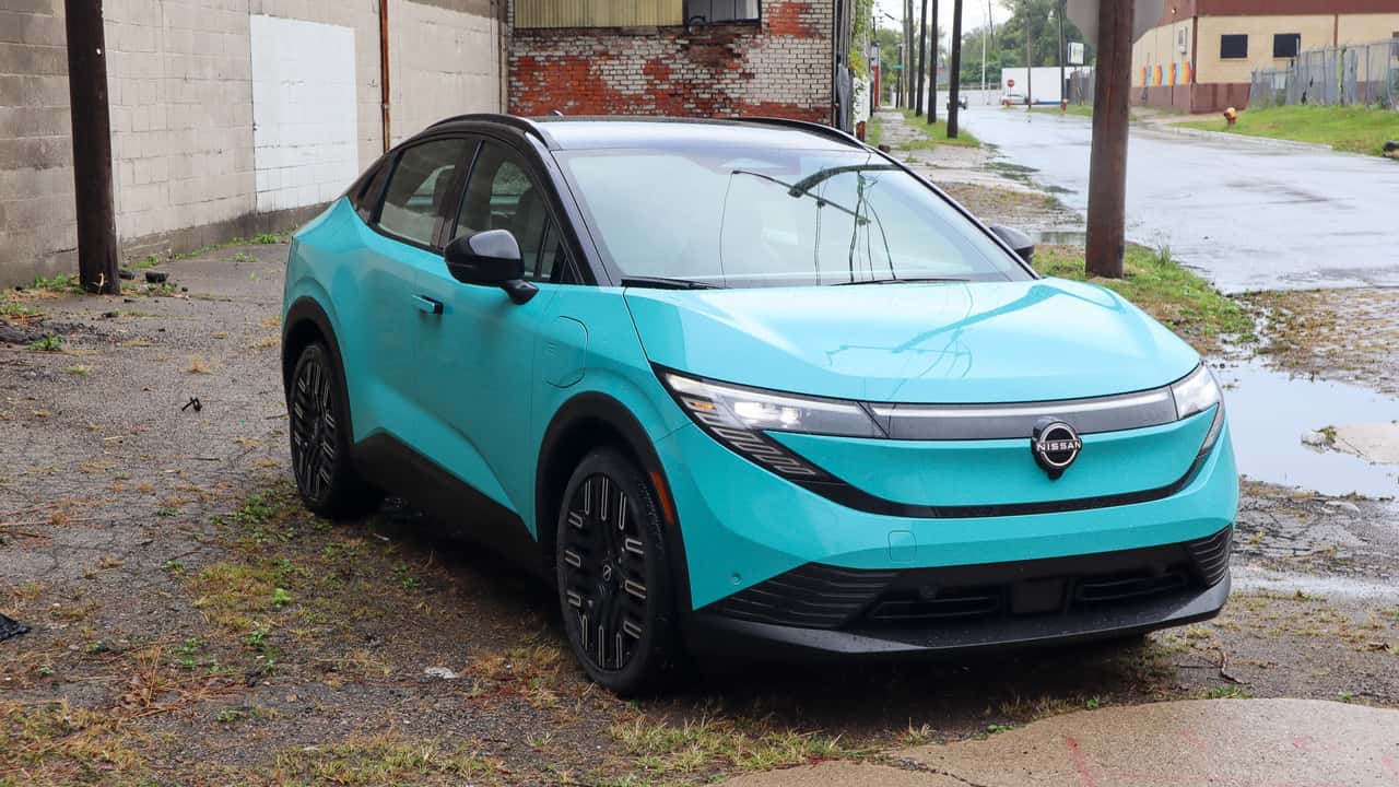 Nissan elektrisk SUV parkeret på gaden