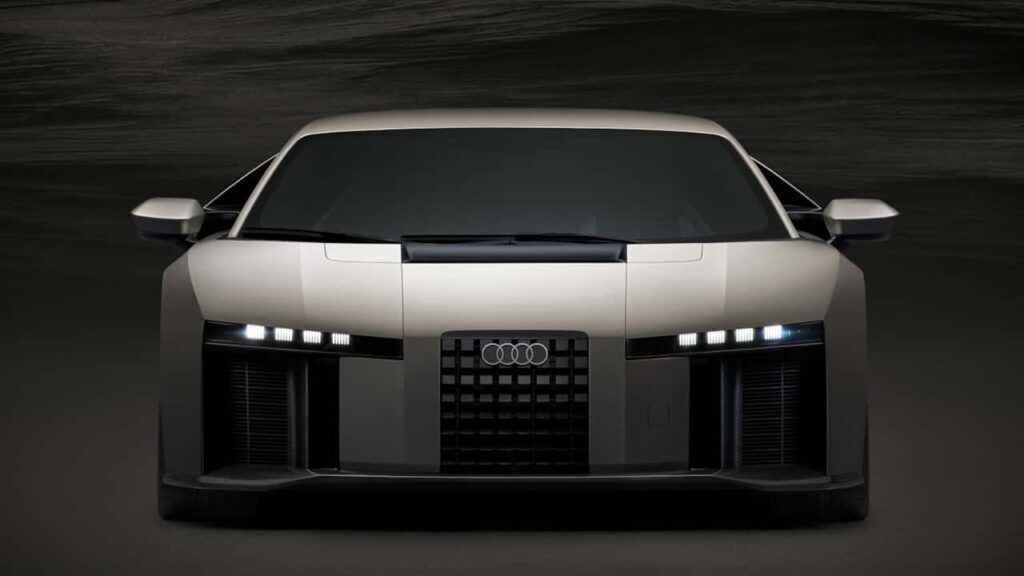 Audi elbil set forfra i mørkt rum