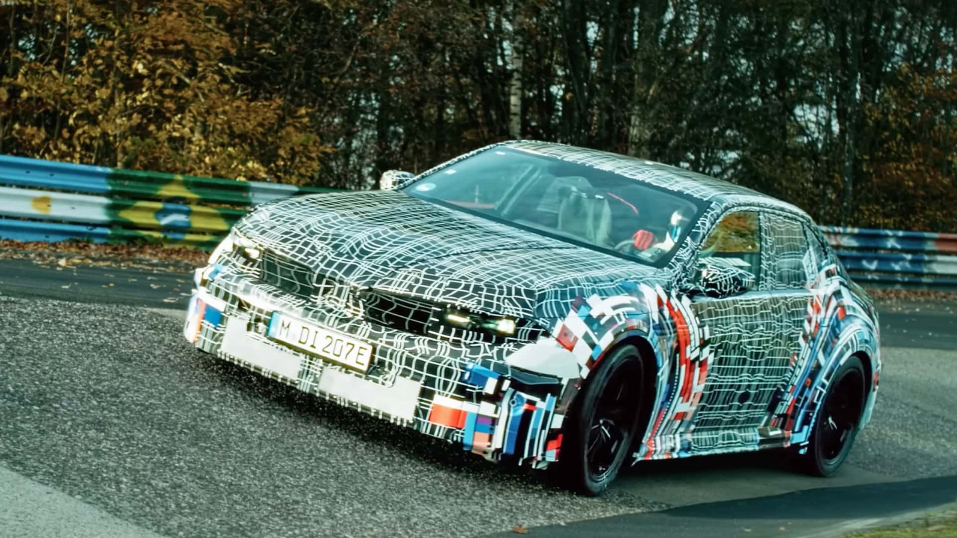 Kamufleret BMW elbil i sving på racerbanen