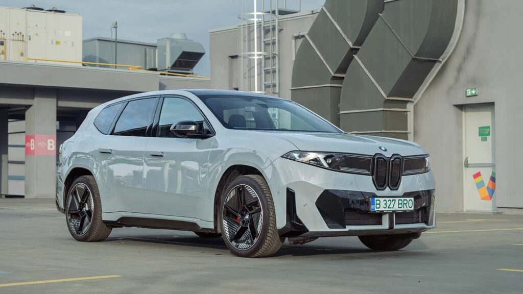 BMW iX parkeret på en parkeringsplads