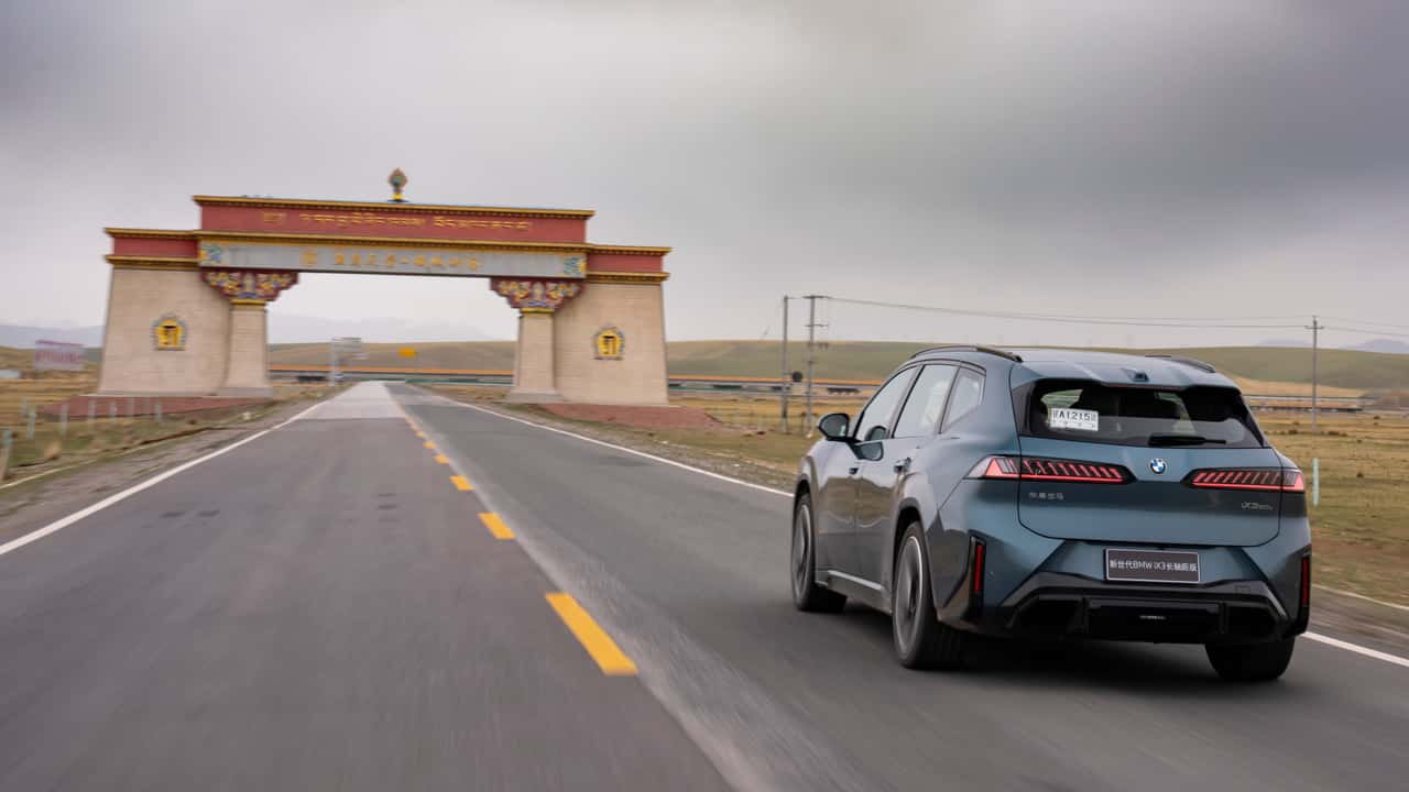 BMW elektrisk SUV kører på landevej