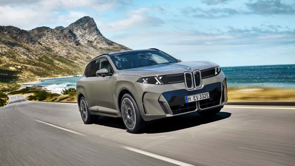 BMW elektrisk SUV kører på kystvej