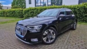 Audi e-tron parkeret udendørs