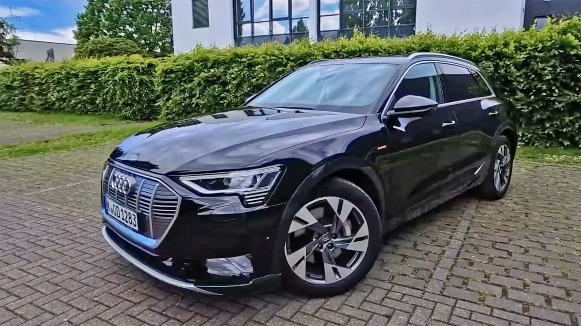 Audi e-tron parkeret udendørs