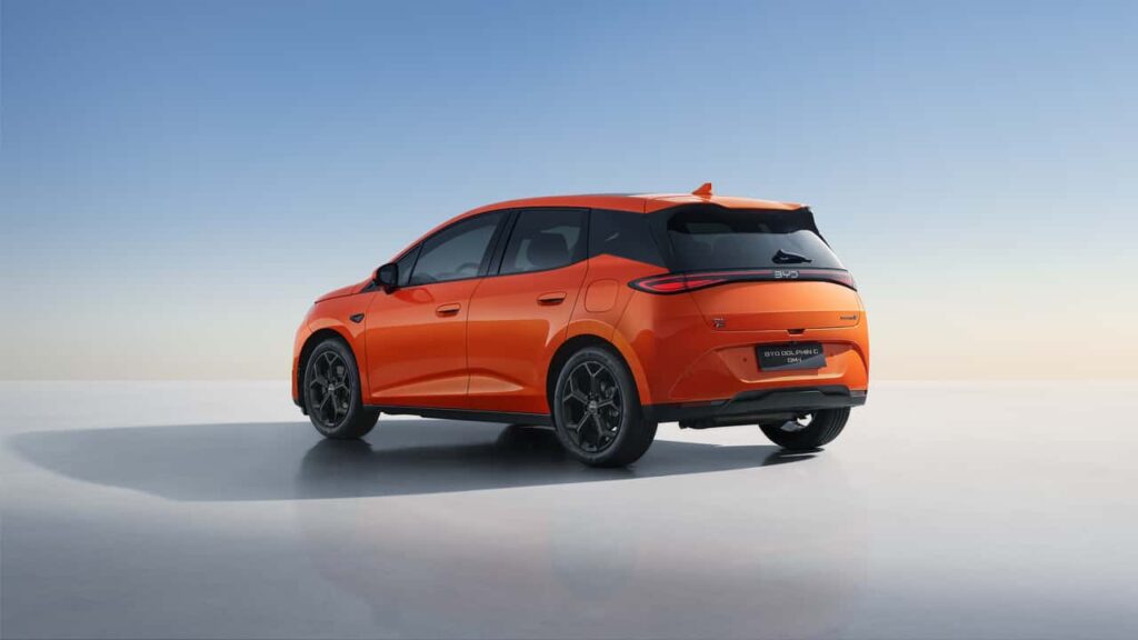 BYD Dolphin 03 parkeret i en lys omgivelse