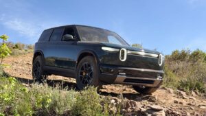Rivian R1S på en offroad-sti i solskin