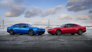 To Dodge modeller parkeret foran en bro