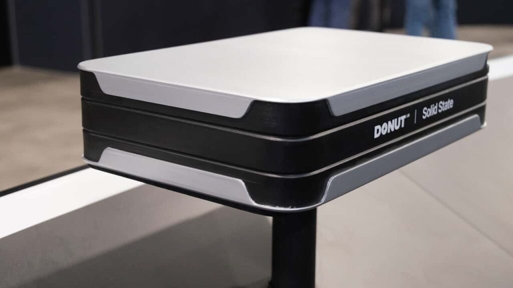 DONUT Solid State batteri i udstillingslokale
