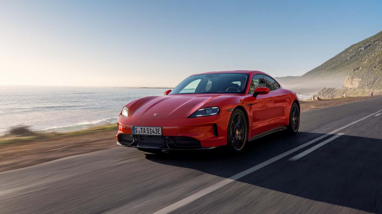 Rød Porsche Taycan kører på landevej