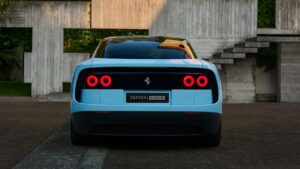 Ferrari Luce i blå set bagfra parkeret
