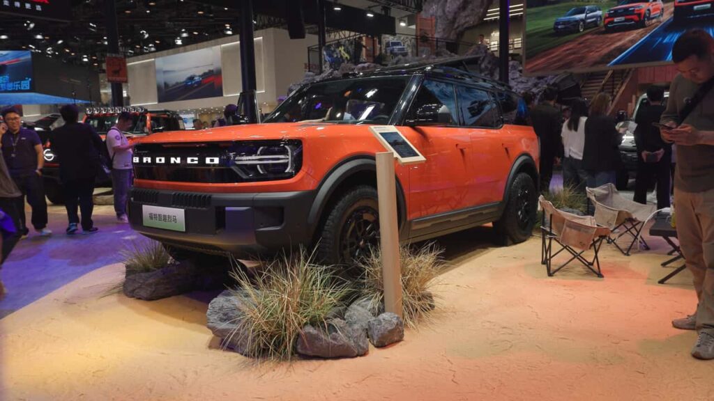 Ford Bronco SUV i en udstillingshal