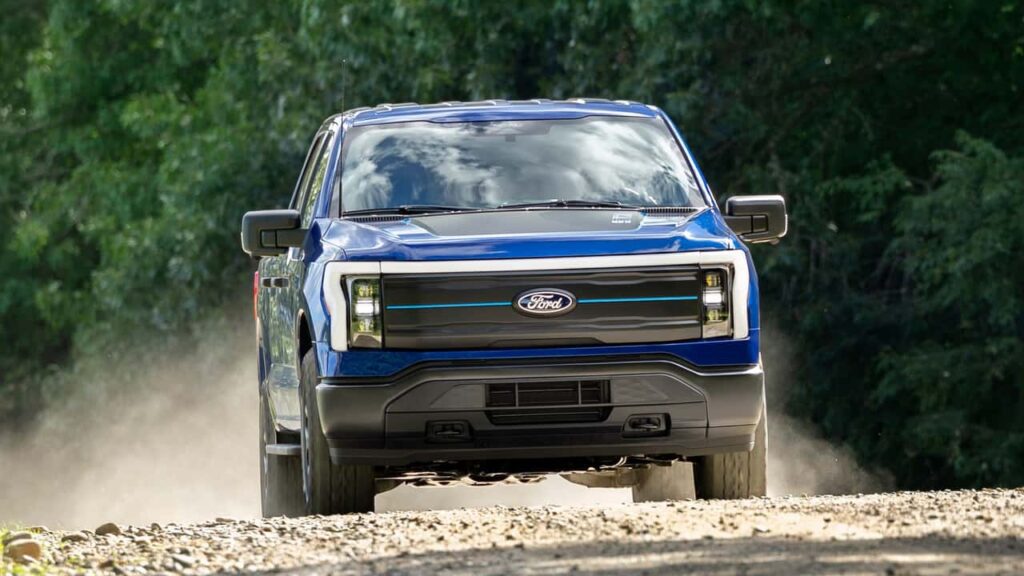 Ford elektrisk lastbil på grusvej