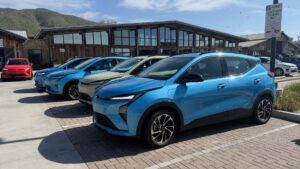 Chevrolet Bolt EUV parkering udenfor moderne bygning