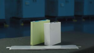 To elektriske battericeller på udstilling