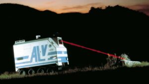 ALV køretøj med laserstråle om natten