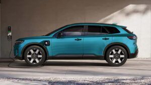 Honda elektrisk SUV oplader i garage