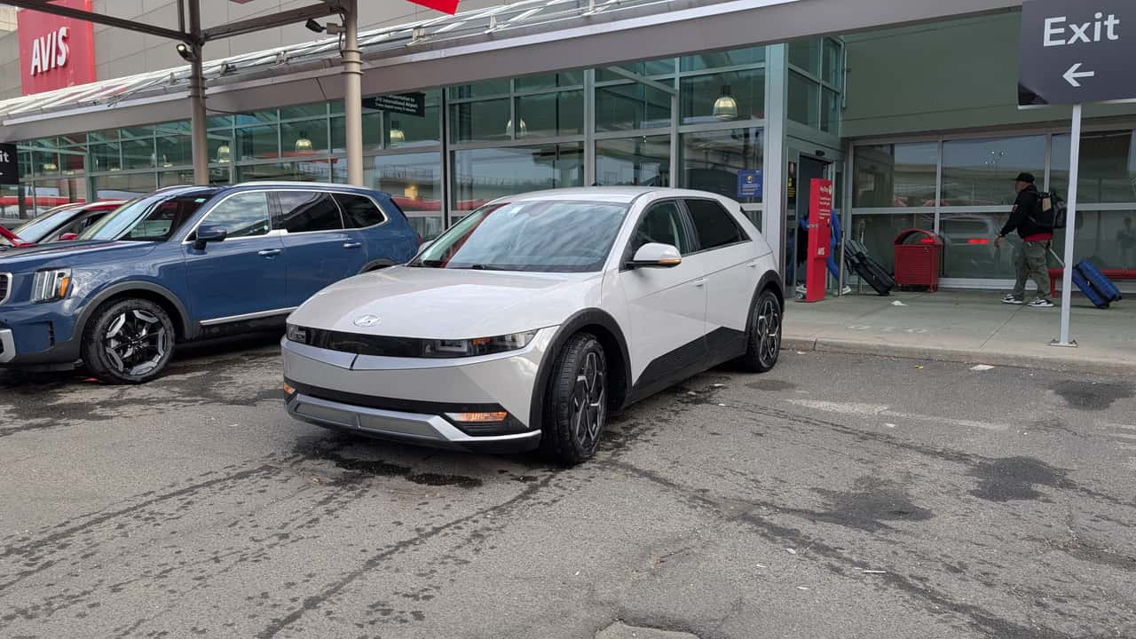 Hyundai elektrisk køretøj parkeret ved lufthavn