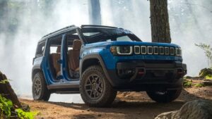 Blå Hummer EV terrængående køretøj i skovmiljø