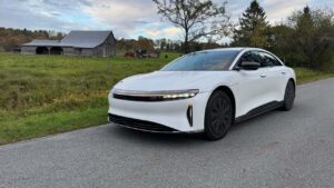 Lucid elektrisk sedan ved landevej