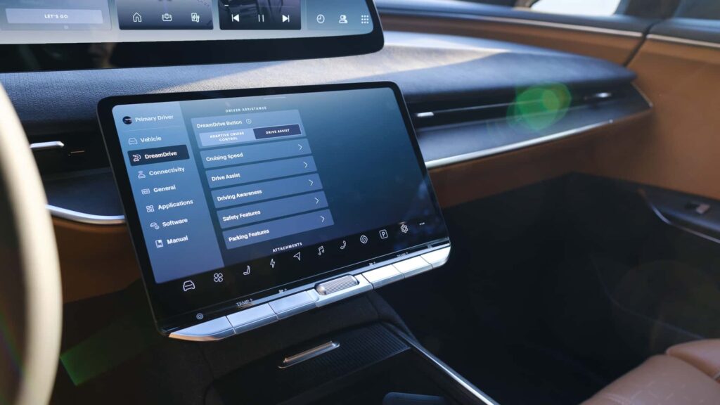 Moderne EV opkørselsassistent display i førerhuset