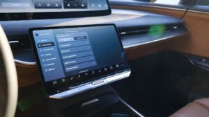 Moderne EV opkørselsassistent display i førerhuset