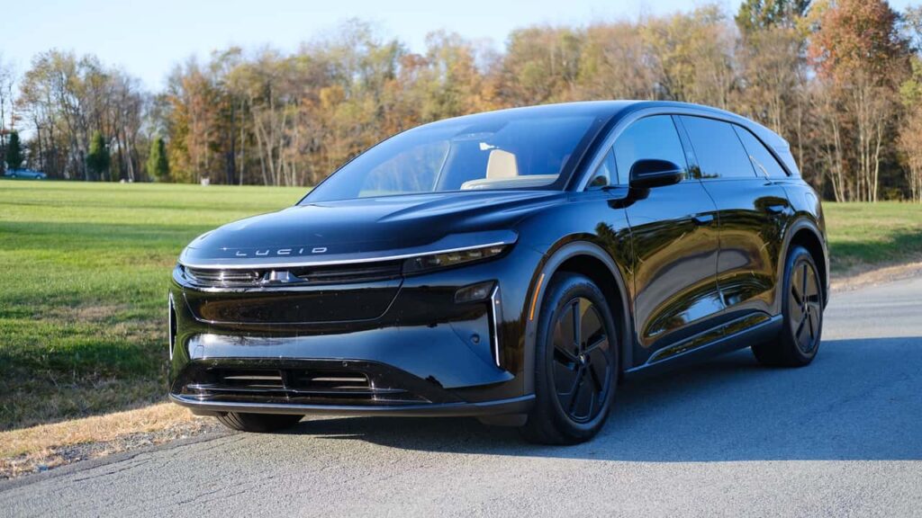 Lucid elektrisk SUV parkeret på landevej