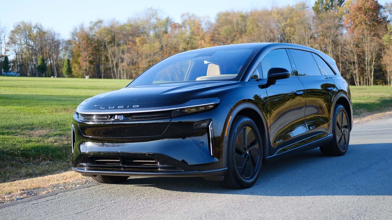 Lucid elektrisk SUV parkeret på landevej