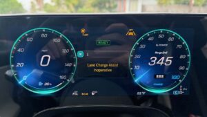 Digital display i elektrisk køretøj med advarsel